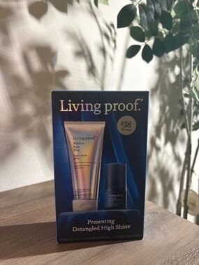 Living proof Detangled High Shine Set - Navy Blue Packaging